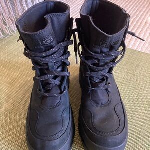 UGG “The UGG Lug” Women Boots, Size 7
